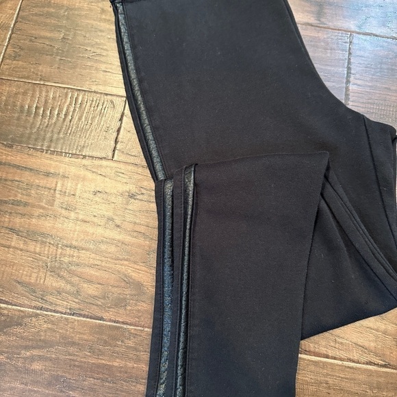 DKNY JEANS, WOMENS, BLACK KNIT PANTS WITH FAUX LEATHER SIDE STRIPES. SIZE M - Picture 7 of 9